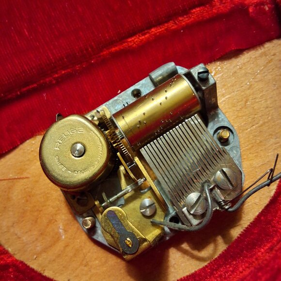 Vintage Reuge Music Box Inlaid Wood "We've Only Just Begun" - Picture 8 of 13